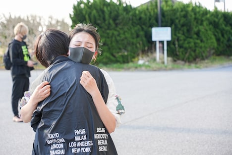 月ノウサギと抱き合うオキタユア。