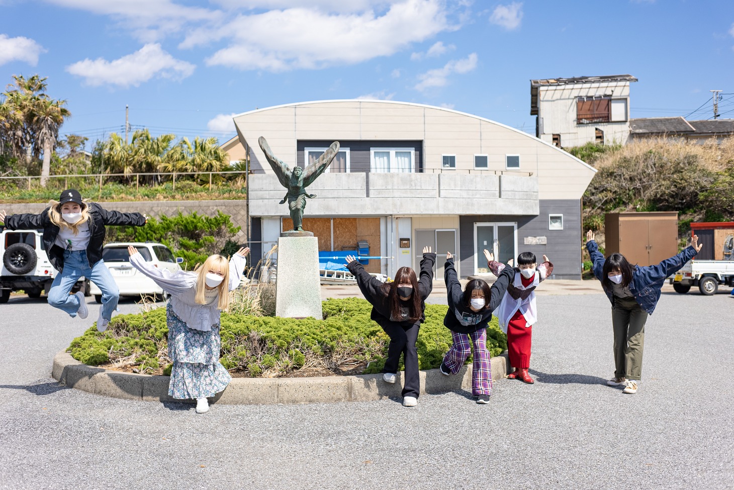 左からココ・パーティン・ココ（GO TO THE BEDS）、テラシマユウカ（PARADISES）、YU-Ki EMPiRE（EMPiRE）、ミユキエンジェル（豆柴の大群）、リンリン（BiSH）、チャントモンキー（BiS）。