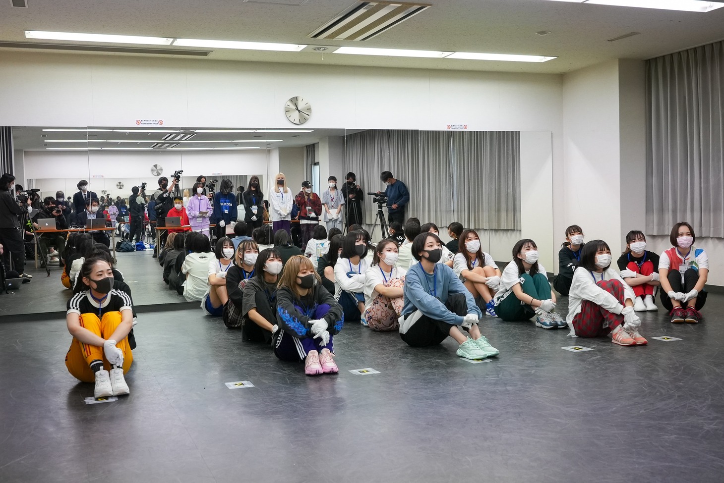 「WACK合同オーディション2021」3日目昼の審査の様子。