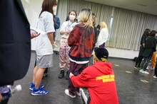 ココ・パーティン・ココ（GO TO THE BEDS）のズボン（対策済み）を下ろそうとする渡辺淳之介。