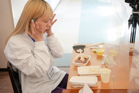 デスソース入りごはんを味わうテラシマユウカ（PARADISES）。