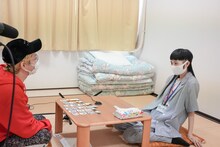 リンリン（BiSH）個人面談の様子。