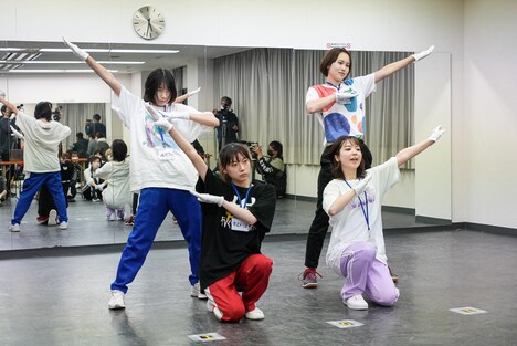 ミユキエンジェルチーム「豆柴の大群 -お送りするのは人生劇場-」披露の様子。