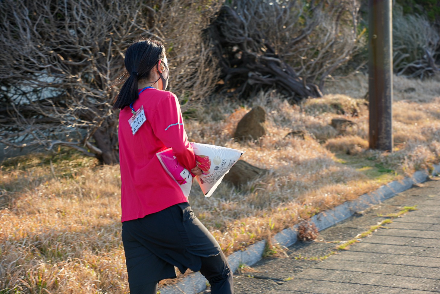 米を抱えて走るハルナスペース。