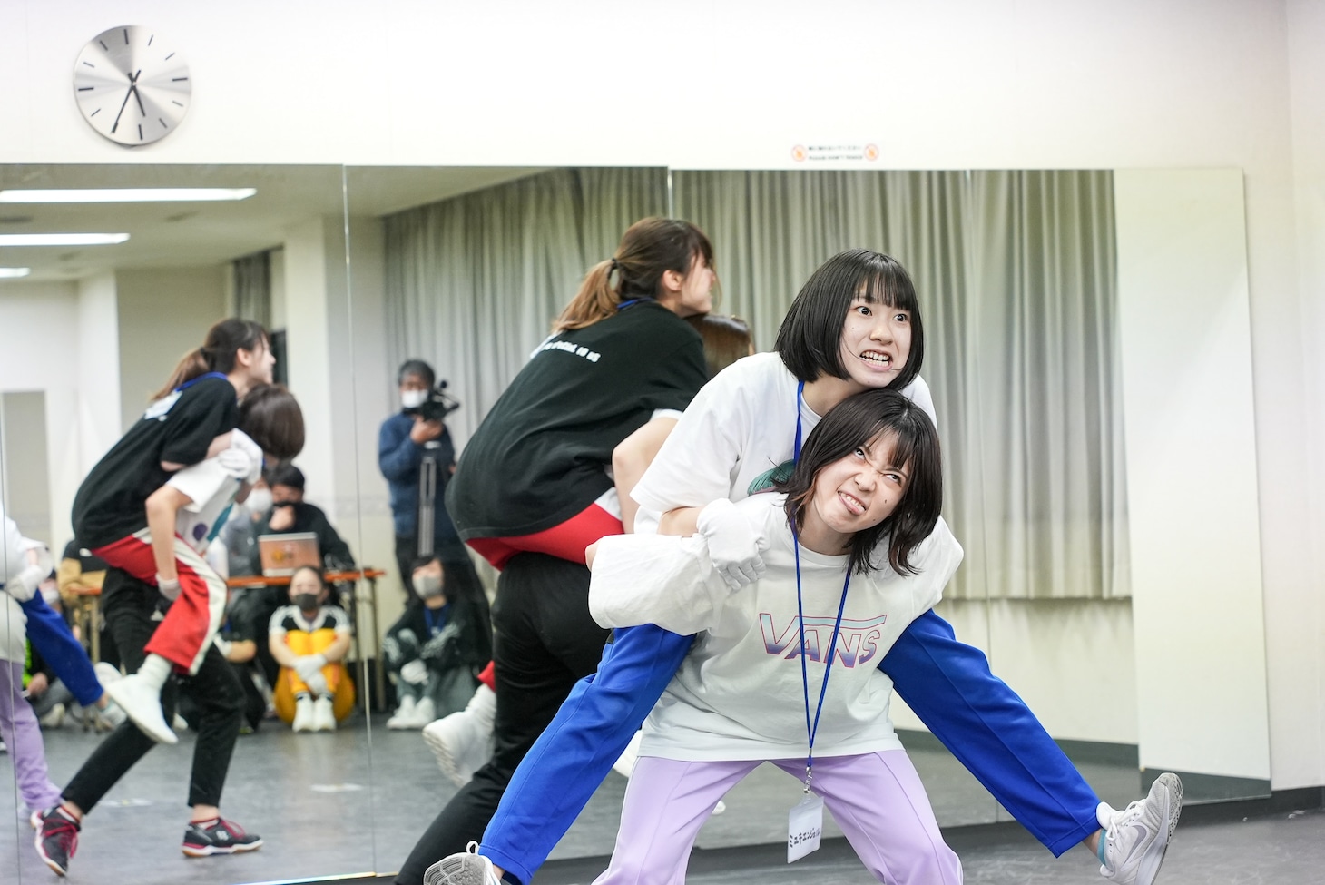 変顔をするミユキエンジェルとバアユ。