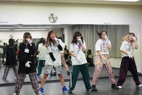 ココ・パーティン・ココチーム「現状間違いなくGO TO THE BEDS」披露の様子。