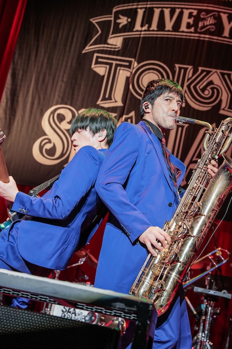 加藤隆志(G)と谷中敦(Baritone Sax)。(撮影:柴田恵理)