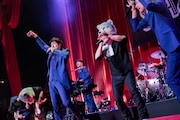 MAN WITH A MISSIONと東京スカパラダイスオーケストラ。(撮影:柴田恵理)