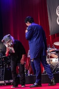 Tokyo Tanaka(MAN WITH A MISSION)と谷中敦(東京スカパラダイスオーケストラ)。(撮影:柴田恵理)
