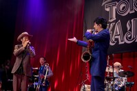 大木伸夫（ACIDMAN）と谷中敦（東京スカパラダイスオーケストラ）。（撮影：柴田恵理）