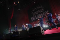 MAH（SiM）と東京スカパラダイスオーケストラ。（撮影：柴田恵理）