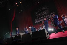 MAH（SiM）と東京スカパラダイスオーケストラ。（撮影：柴田恵理）