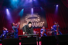 MAH（SiM）と東京スカパラダイスオーケストラ。（撮影：柴田恵理）