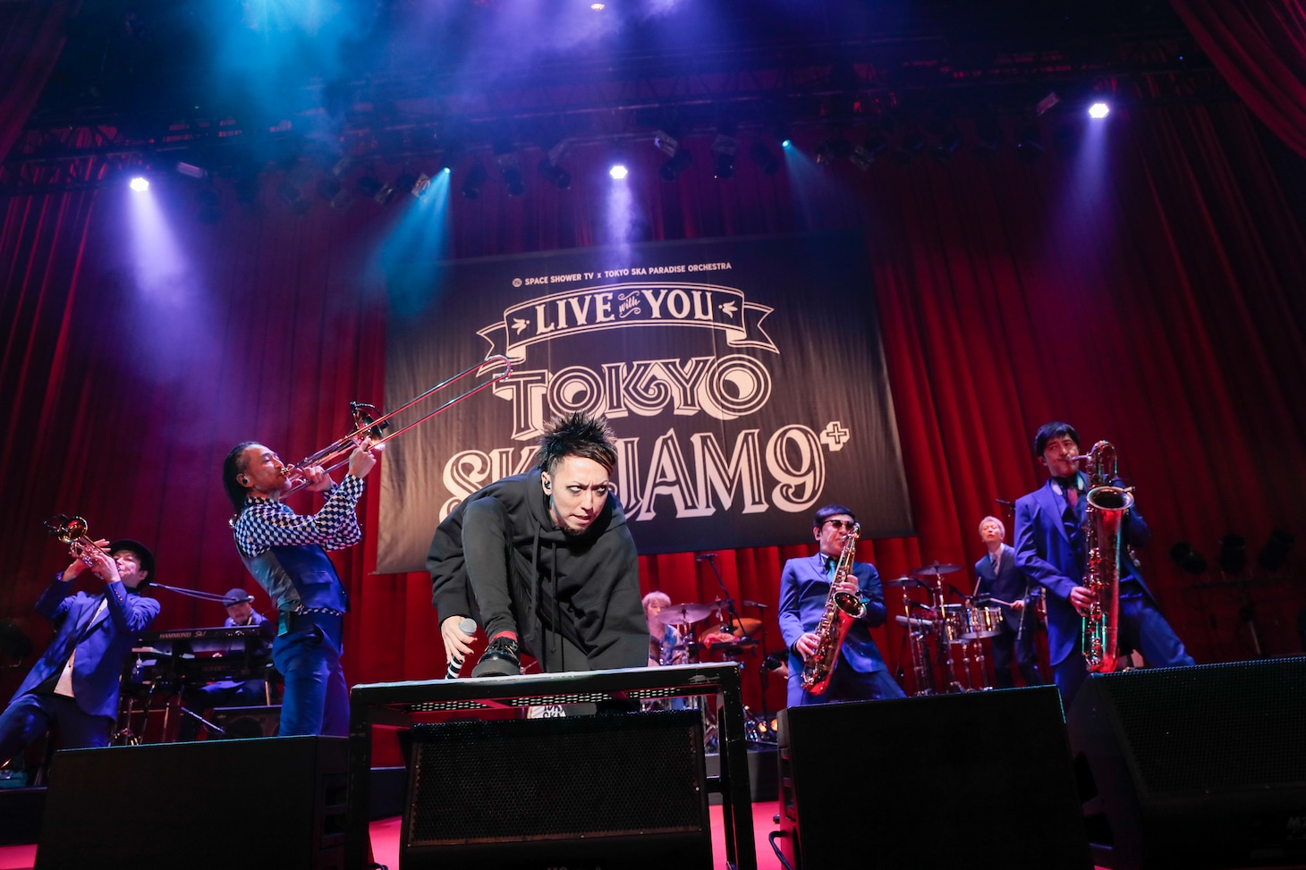 MAH（SiM）と東京スカパラダイスオーケストラ。（撮影：柴田恵理）
