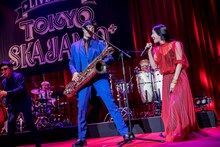 谷中敦（東京スカパラダイスオーケストラ）とmilet。（撮影：柴田恵理）