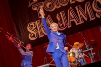 ポーズを決める大森はじめ（Per）。（撮影：柴田恵理）