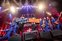 MAN WITH A MISSIONと東京スカパラダイスオーケストラ。（撮影：柴田恵理）