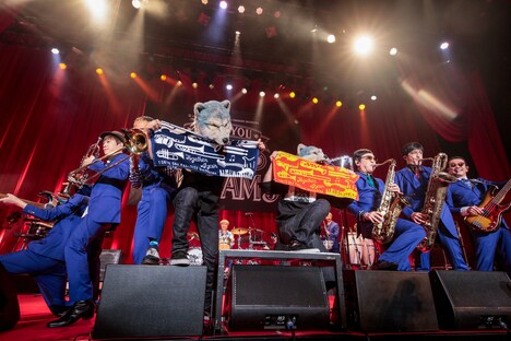 MAN WITH A MISSIONと東京スカパラダイスオーケストラ。(撮影:柴田恵理)