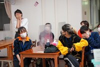 「WACK合同オーディション」学力テスト結果発表の様子。