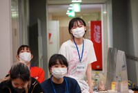 「WACK合同オーディション」学力テスト結果発表の様子。