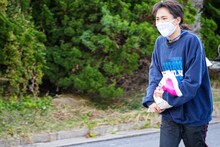 米を持って走るチャントモンキー（BiS）。