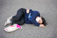 米とともに横たわるチャントモンキー（BiS）。