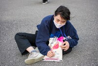 米を抱えるチャントモンキー（BiS）。