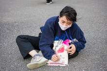 米を抱えるチャントモンキー（BiS）。