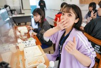 デスソース入りごはんを食べるミユキエンジェル（豆柴の大群）。