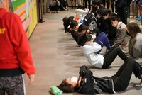 「WACK合同オーディション2021」4日目の救済腹筋対決の様子。