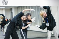 「pretty pretty good」を披露する月ノウサギ、ココ・パーティン・ココ、テラシマユウカ。