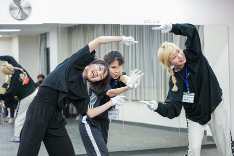 「pretty pretty good」を披露する月ノウサギ、ココ・パーティン・ココ、テラシマユウカ。