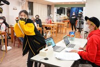 「WACK合同オーディション」学力テスト結果発表の様子。