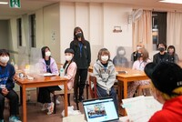 「WACK合同オーディション2021」学力テスト結果発表時の様子。