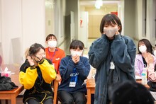 「WACK合同オーディション2021」学力テスト結果発表時の様子。