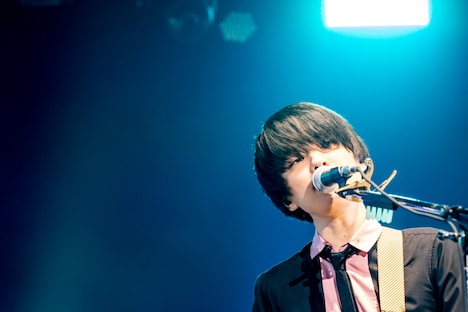 斎藤宏介（Vo, G）（Photo by Viola Kam［V'z Twinkle］）