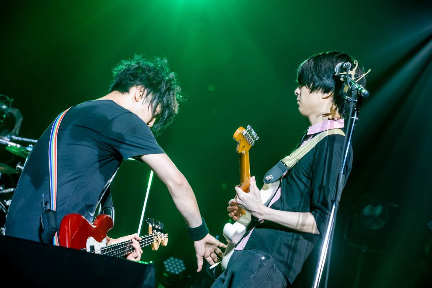 左から田淵智也（B）、斎藤宏介（Vo, G）。（Photo by Viola Kam［V'z Twinkle］）