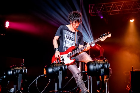 田淵智也（B）（Photo by Viola Kam［V'z Twinkle］）