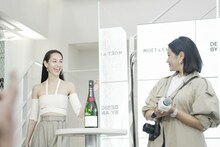 仲良しのYOON（右）に会えて喜ぶ水原希子（左）。