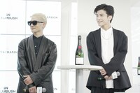 左からVERBAL、岩田剛典。