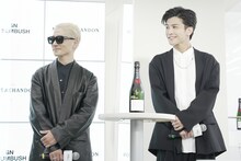 左からVERBAL、岩田剛典。