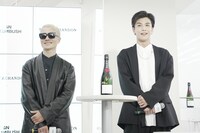 左からVERBAL、岩田剛典。