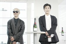 左からVERBAL、岩田剛典。