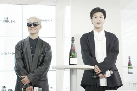 左からVERBAL、岩田剛典。