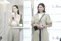 左から水原希子、YOON。