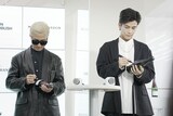 「モエ アンペリアル DESIGN BY AMBUSH」にサインを入れるVERBALと岩田剛典。