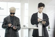 「モエ アンペリアル DESIGN BY AMBUSH」にサインを入れるVERBALと岩田剛典。