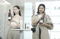 サイン入りボトルを持った水原希子とYOON。