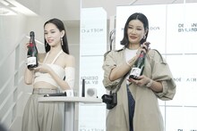 サイン入りボトルを持った水原希子とYOON。