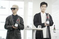 サイン入りボトルを持ったVERBALと岩田剛典。